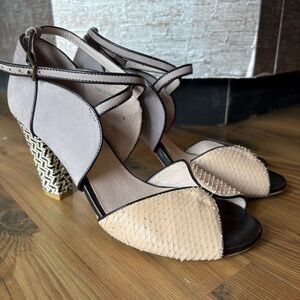 Faryl Robin Beige and Black Heels Sz 7.5